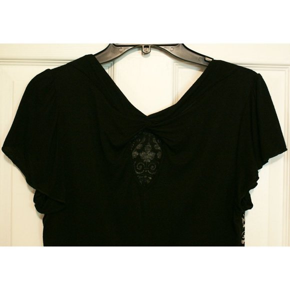 3 for $20! ✨ Handkerchief top with keyhole back - Picture 4 of 5